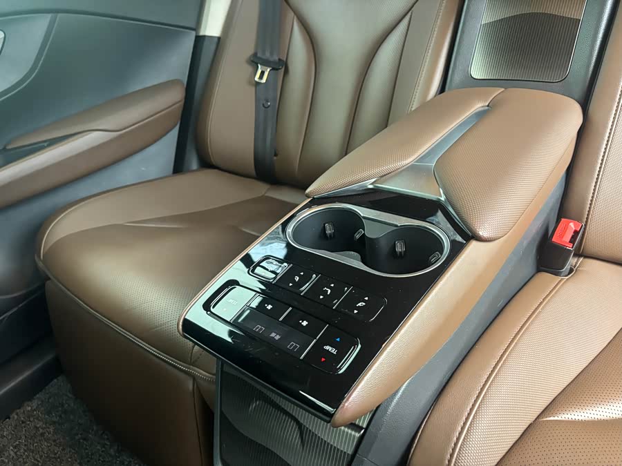 Hongqi E-QM5 Charging Qiyue