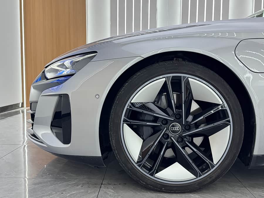 Audi e-tron GT Base