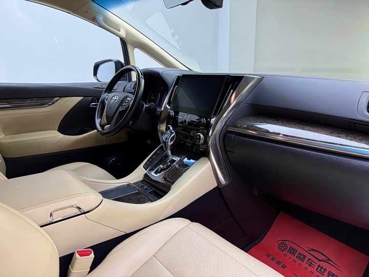 Toyota Vellfire Crown