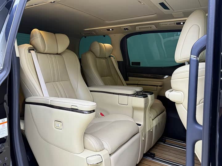 Toyota Vellfire Crown