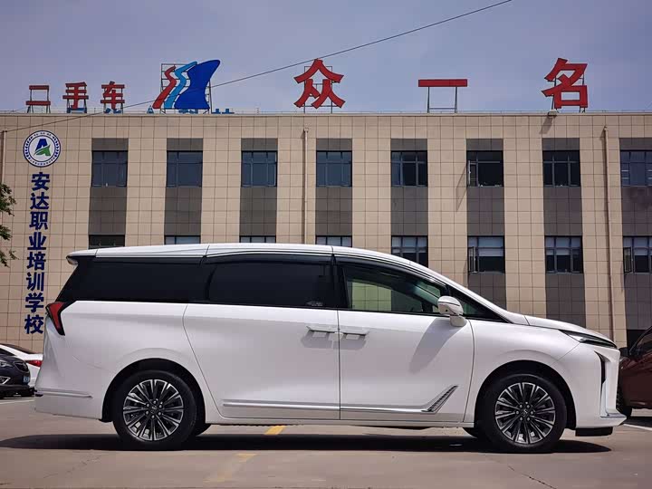 Buick GL8 Luzun Zhixiang