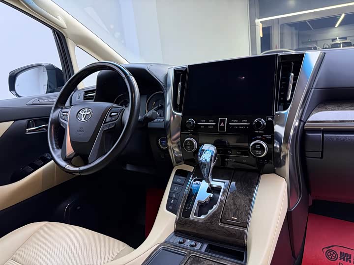 Toyota Vellfire Crown