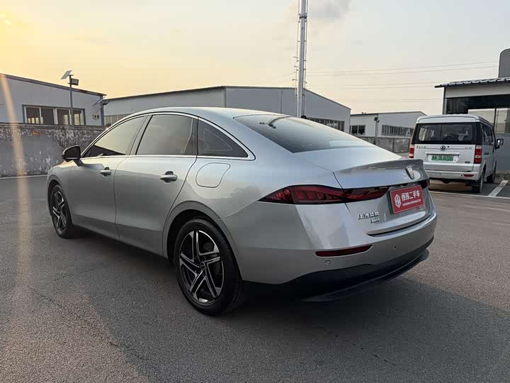 Roewe D7 DMH 125 km Flagship