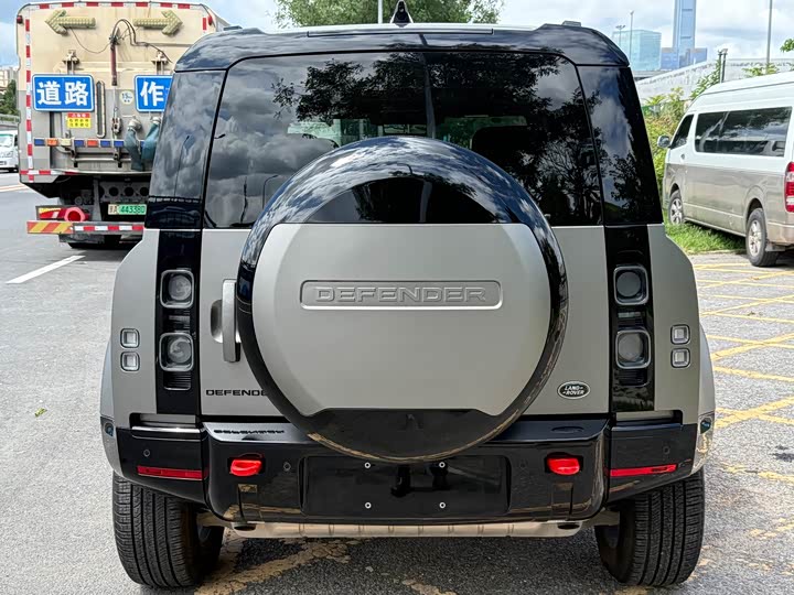 Land Rover Defender 110