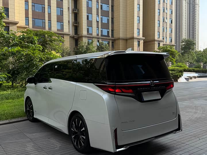 Toyota Vellfire Crown