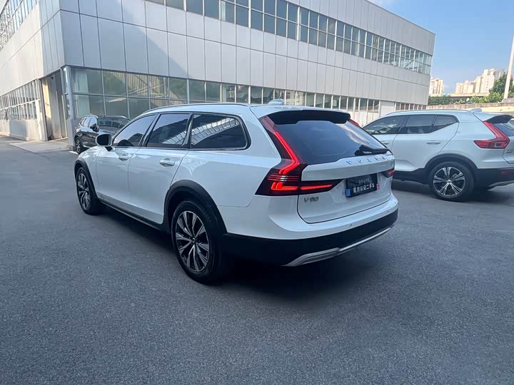 Volvo V90 Cross Country B5