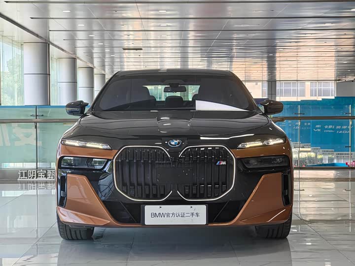 BMW i7 M70L