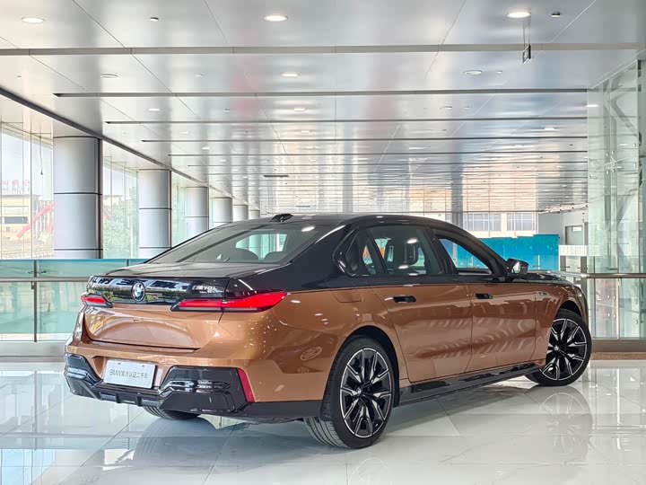 BMW i7 M70L