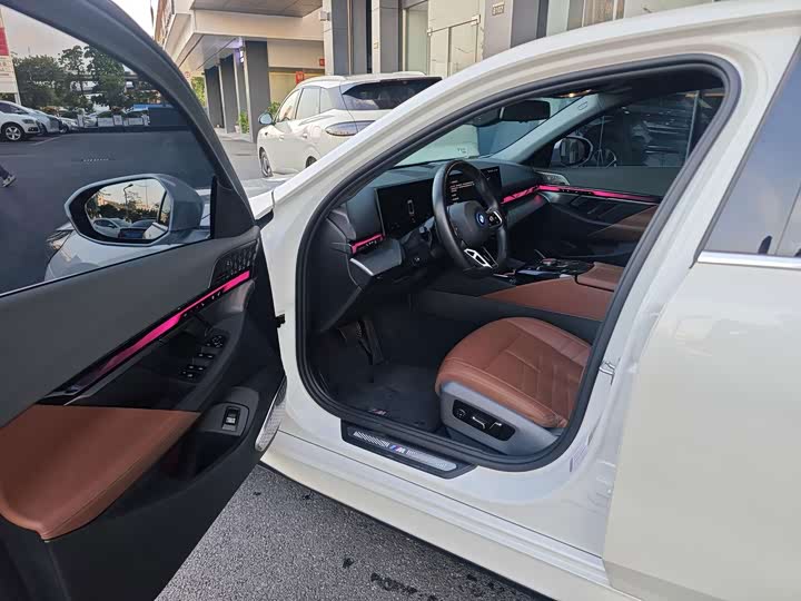 BMW i5 eDrive35L Premium M Sport Package