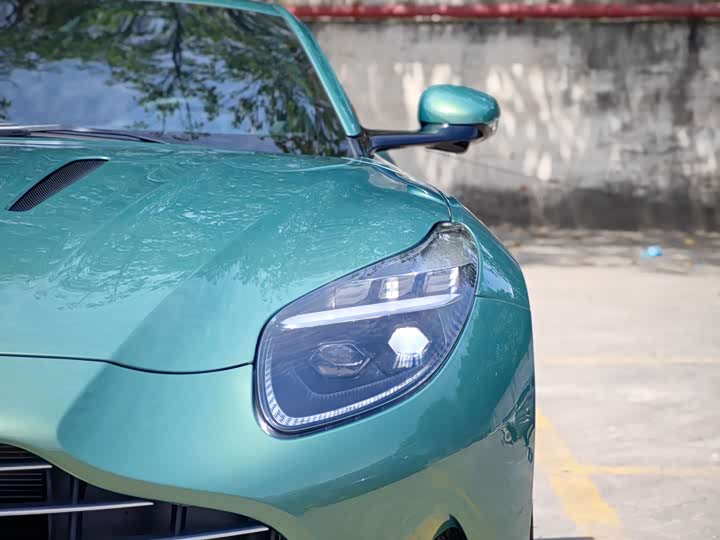 Aston Martin DB12