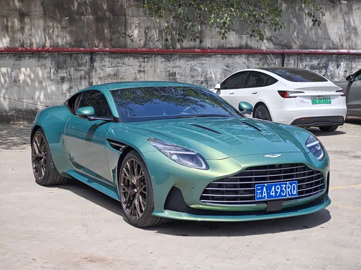 Aston Martin DB12