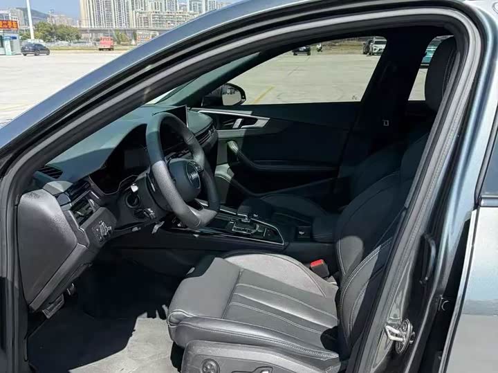 Audi A4L 40 TFSI Luxury Sport