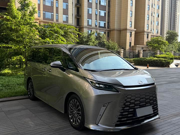 Lexus LM
