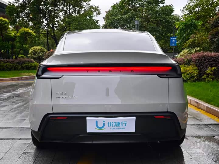 Tesla Model Y Long Range