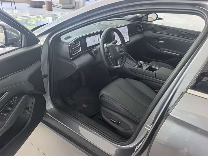BYD Qin L DM-i Smart Drive 120 km Chaoyue