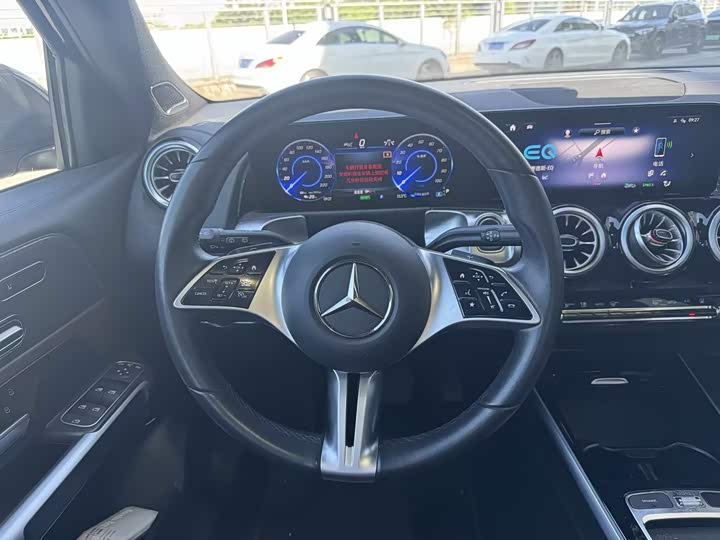 Mercedes-Benz EQB 260