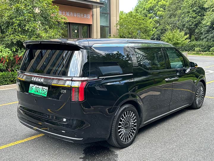 Zeekr 009 6-seat Executive
