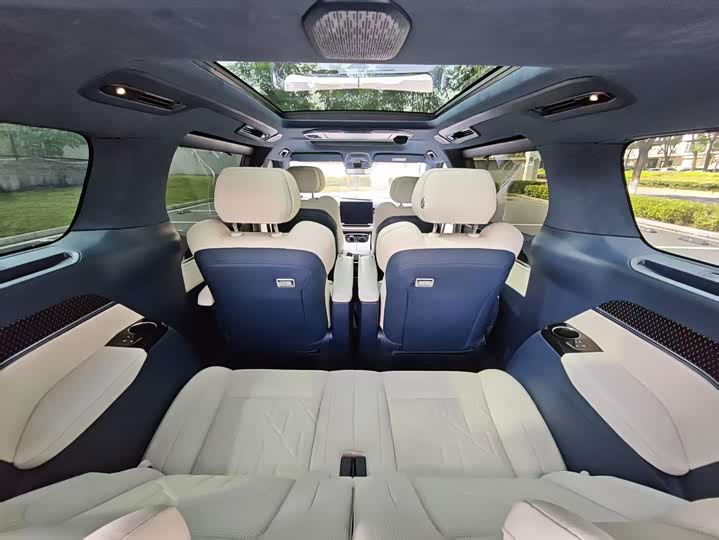 Zeekr 009 6-seat Executive