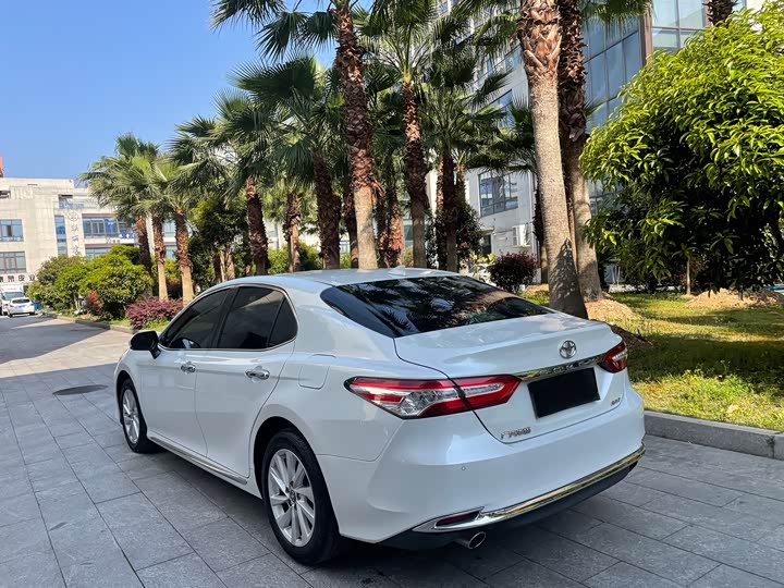 Toyota Camry 2.0G Luxury