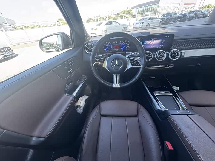 Mercedes-Benz EQB 260