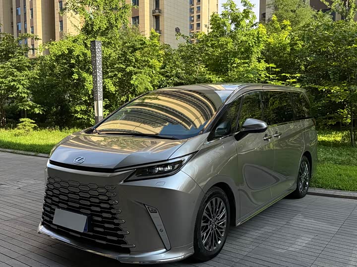Lexus LM