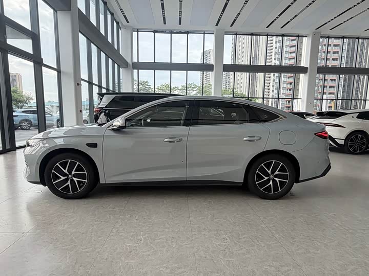 BYD Qin L DM-i Smart Drive 120 km Chaoyue