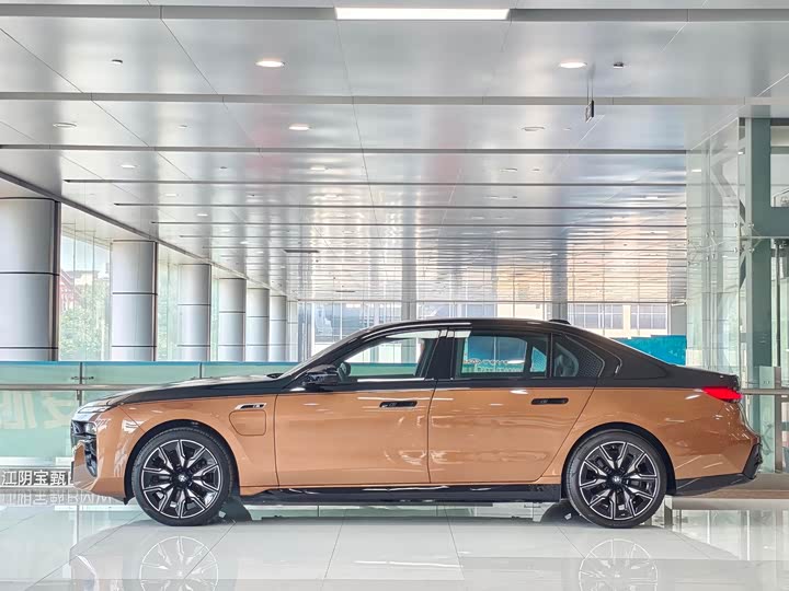 BMW i7 M70L