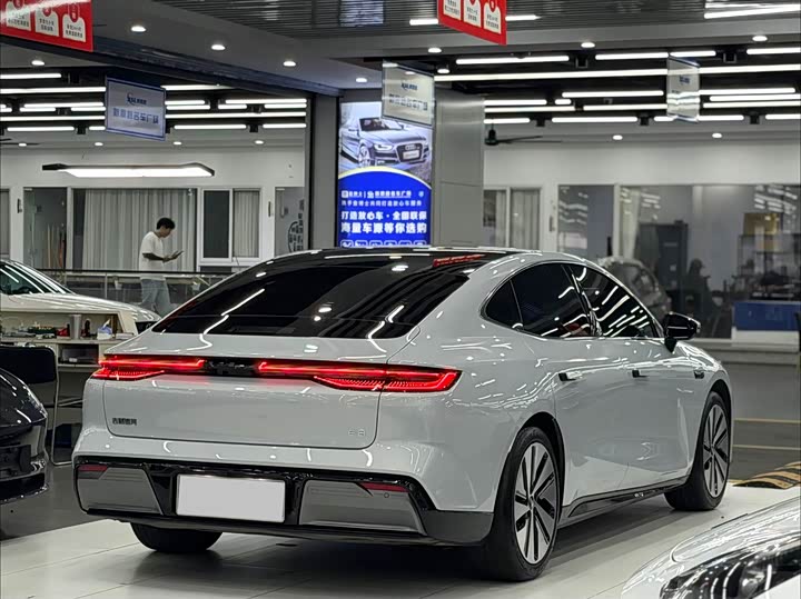 Geely Galaxy E8 550 km