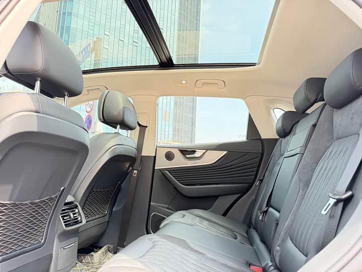 Hongqi HS5