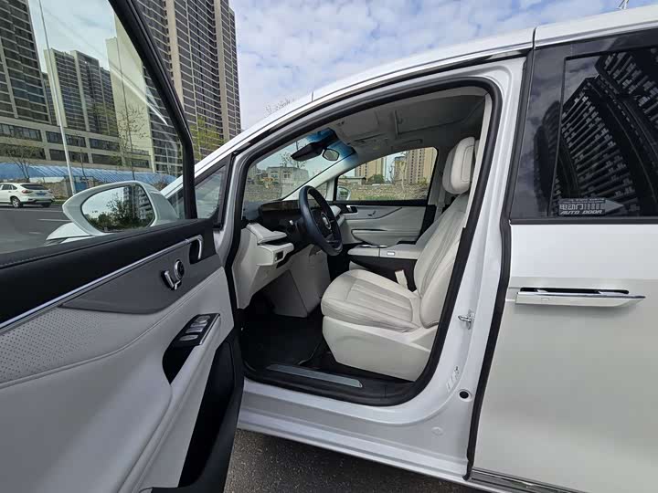 Buick GL8 NEV Luzun Zhixiang 7-Seater