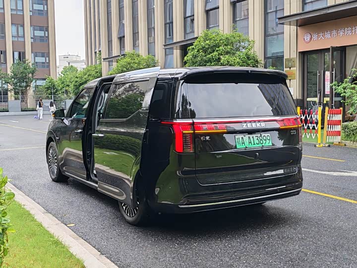 Zeekr 009 6-seat Executive