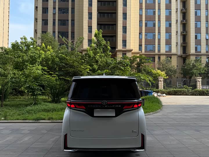 Toyota Vellfire Crown