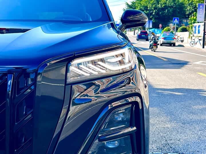 Hongqi HS5