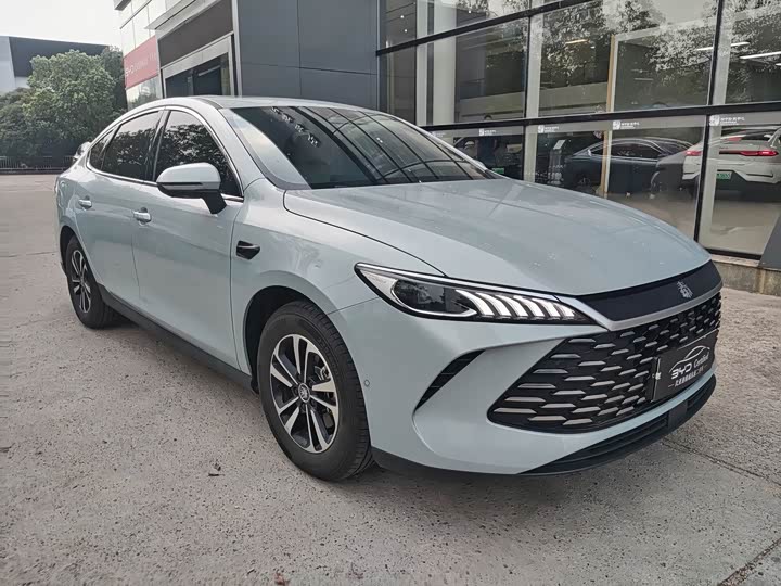 BYD Qin PLUS DM-i Smart Drive 120 km Chaoyue
