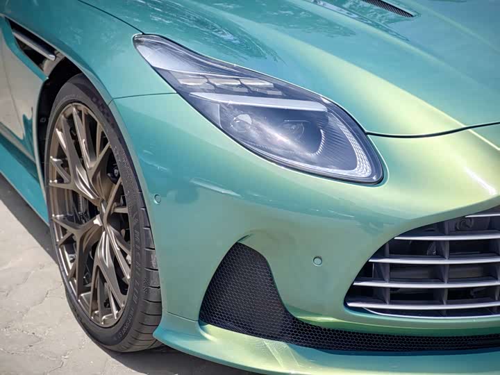 Aston Martin DB12