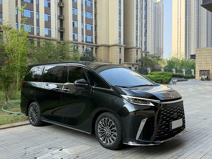 Lexus LM