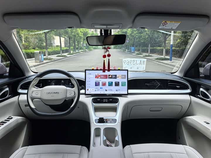 Geely Xingyuan UP 410 km Explorer