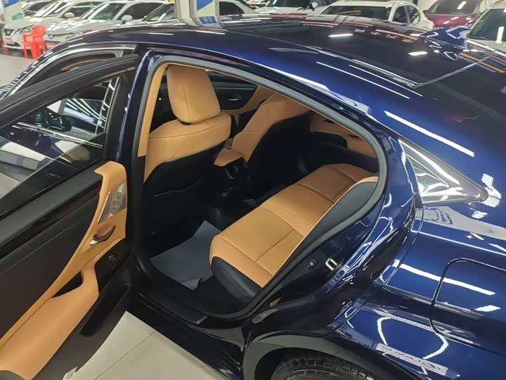 Lexus ES