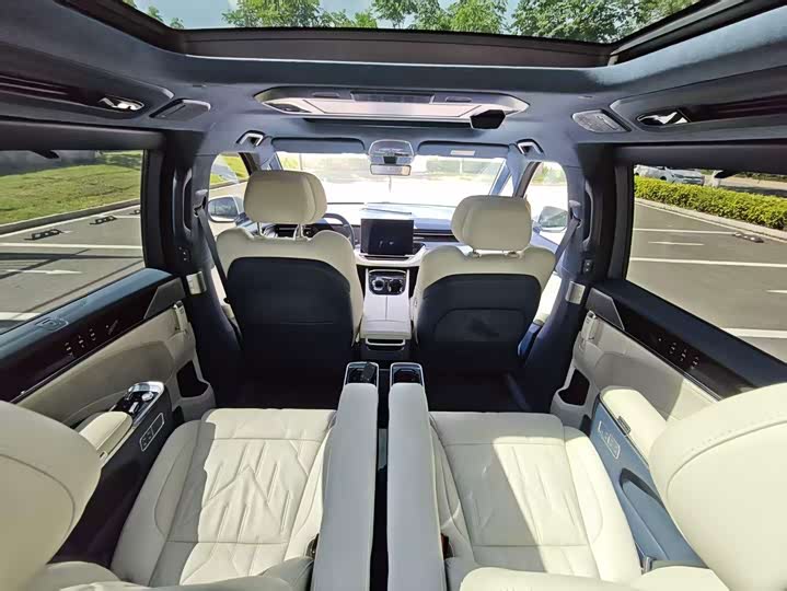Zeekr 009 6-seat Executive