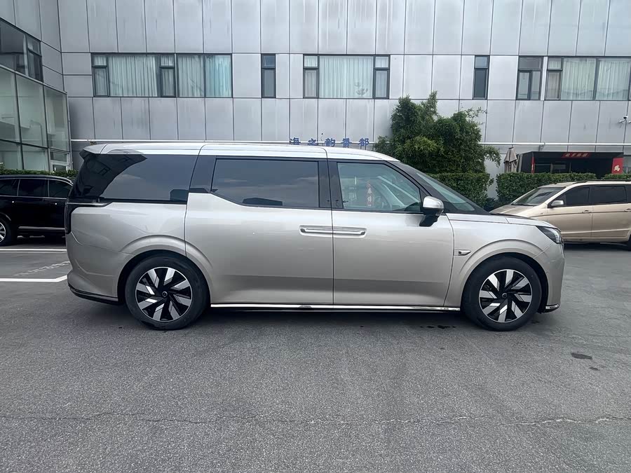 Volvo EM90 Ultra 6-seat