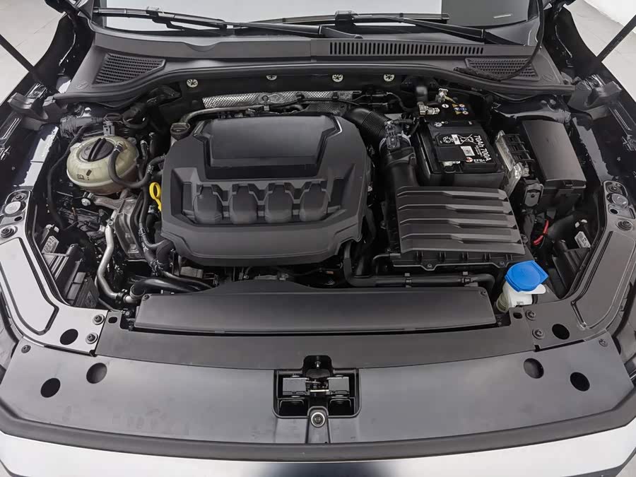 Volkswagen Passat 2025 Outstanding Edition