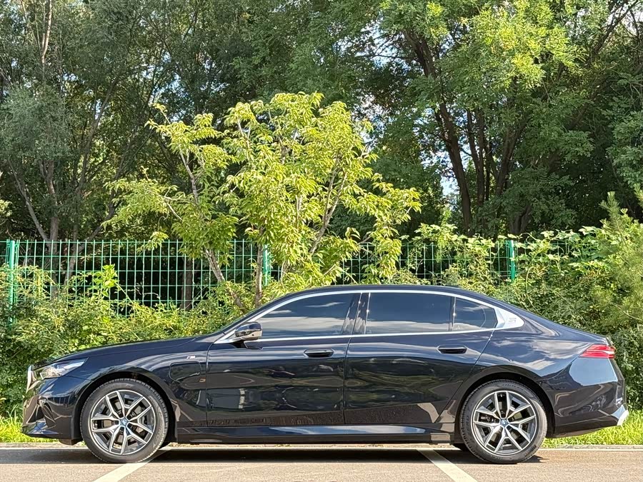 BMW i5 eDrive35L Premium M Sport Package