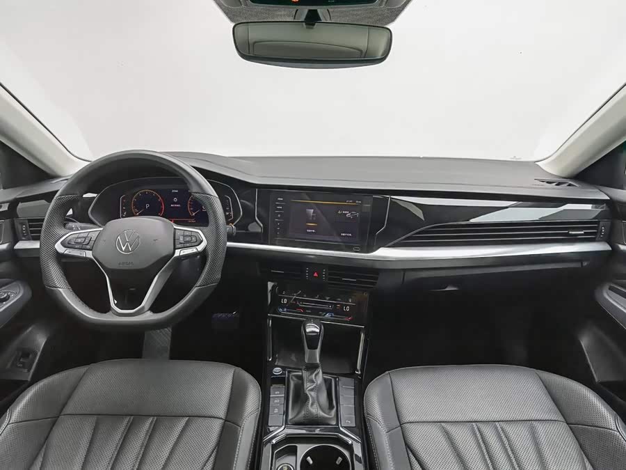 Volkswagen Passat 2025 Outstanding Edition