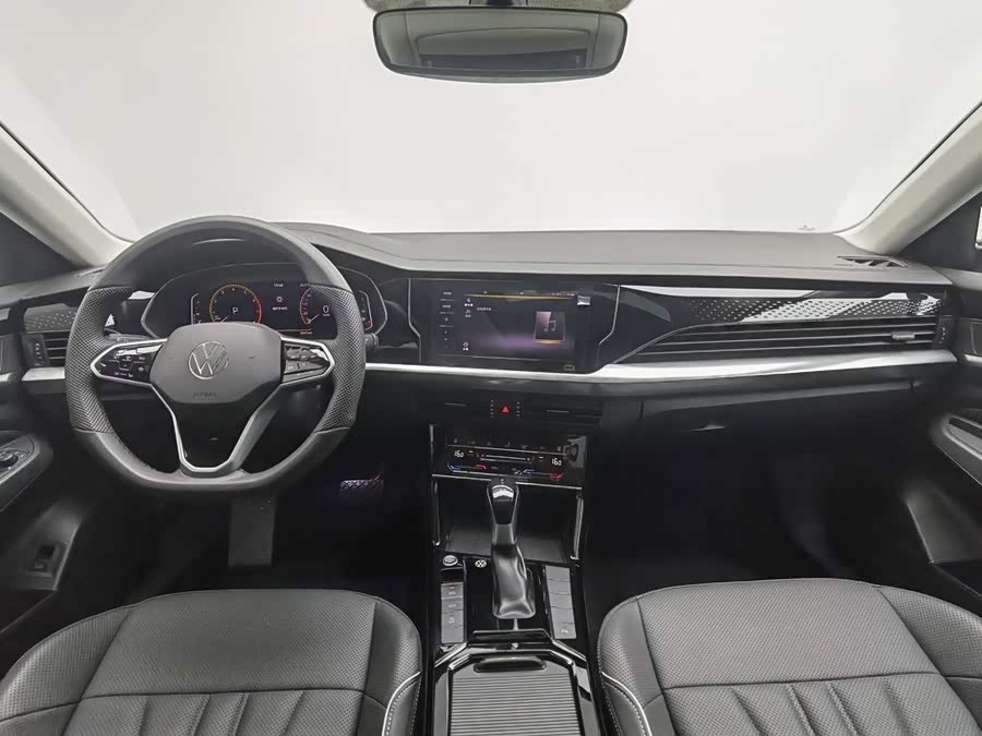 Volkswagen Passat 2025 Outstanding Edition