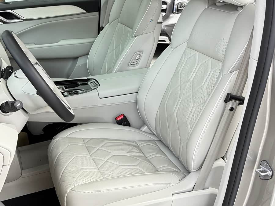 Volvo EM90 Ultra 6-seat