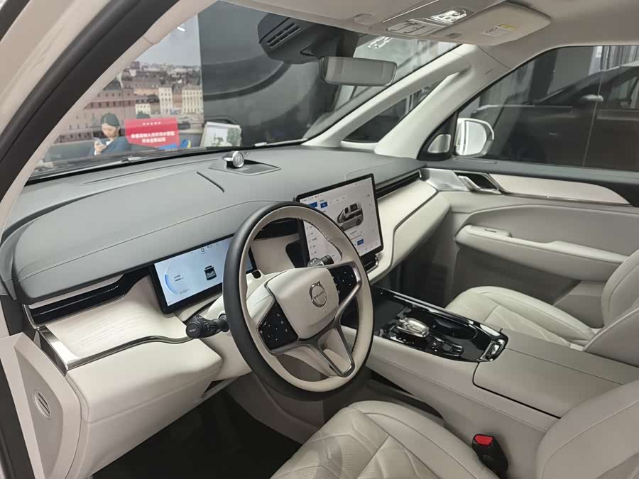 Volvo EM90 Ultra 6-seat