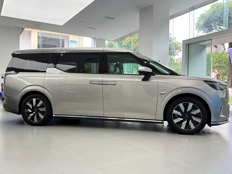 Volvo EM90 Ultra 6-seat