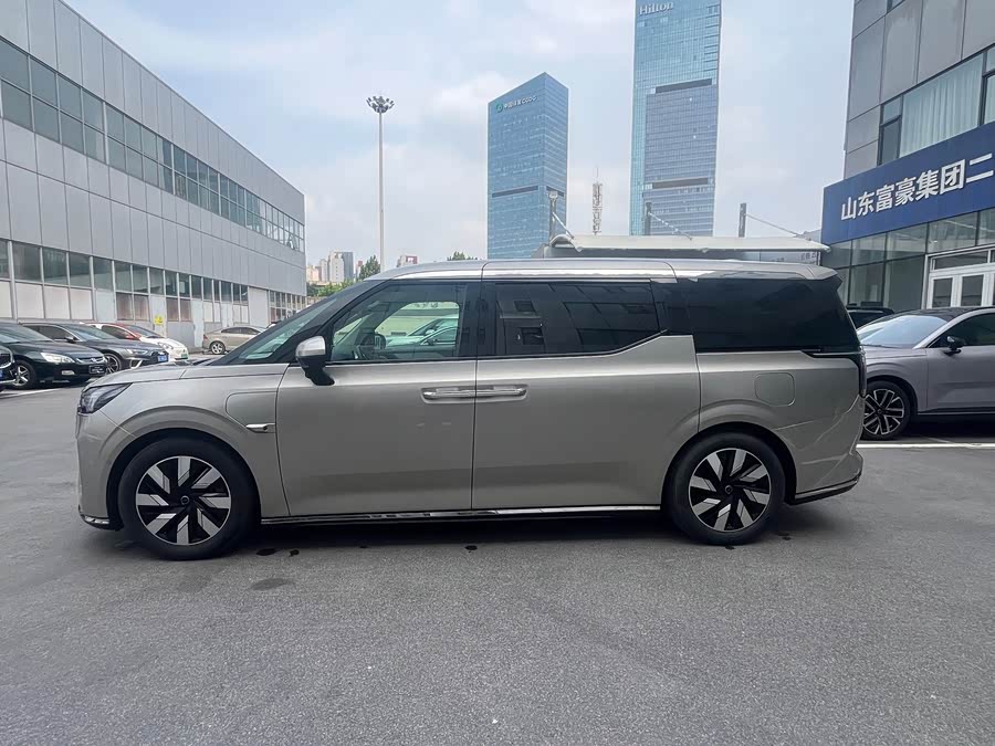 Volvo EM90 Ultra 6-seat