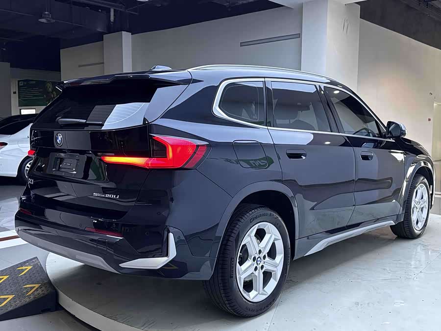 BMW X1 s Drive25Li Leading